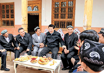 4月27日至30日，中共中央总书记、国家主席、中央军委主席习近平在新疆考察。这是4月28日上午，习近平在疏附县托克扎克镇阿亚格曼干村村民阿卜都克尤木·肉孜家同村民座谈。