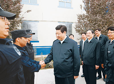 4月27日至30日，中共中央总书记、国家主席、中央军委主席习近平在新疆考察。这是4月28日上午，习近平在喀什市公安局乃则尔巴格派出所同正在操练的民警亲切握手。